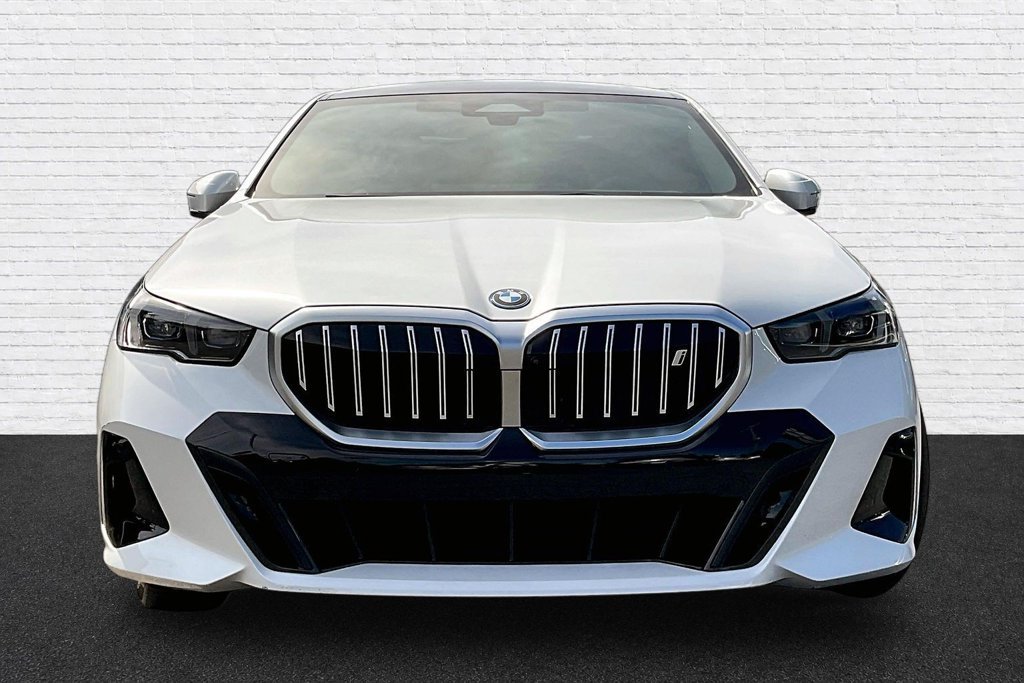Used 2024 BMW i5 eDrive40i w/ Executive Package RWD image 2