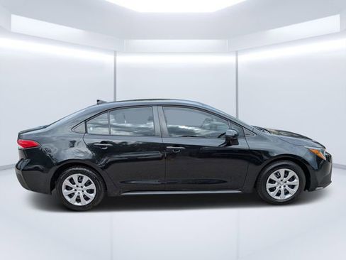 Used 2022 Toyota Corolla LE FWD image 3
