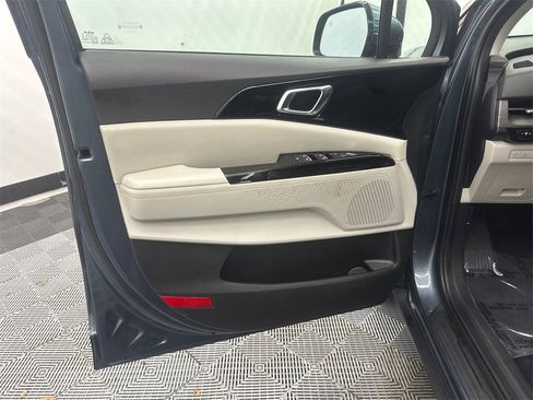 Used 2024 Kia Carnival EX image 11