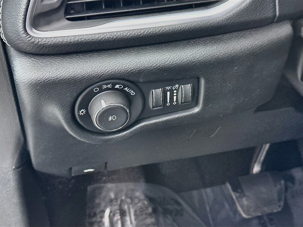 Certified 2025 Chrysler Pacifica Limited FWD image 17