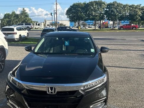 Used 2018 Honda Accord Touring image 3