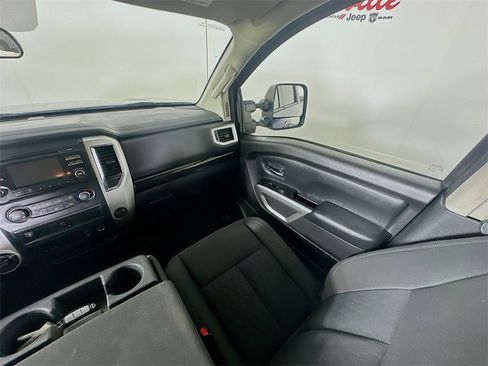 Used 2017 Nissan Titan SV image 11