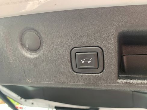 Used 2023 Chevrolet Equinox Premier image 15