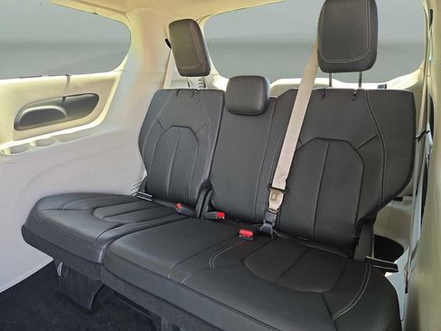 Used 2022 Chrysler Pacifica Touring-L FWD image 13
