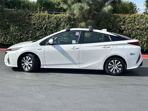 Used 2021 Toyota Prius Prime LE image 3