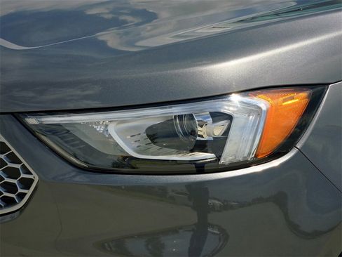 Used 2024 Ford Edge SEL image 3