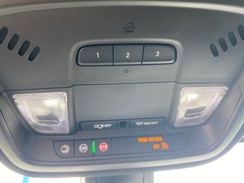 Used 2023 Chevrolet Traverse LT image 19