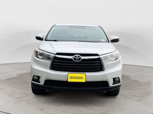 Used 2015 Toyota Highlander LE FWD image 2