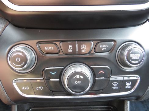 Used 2020 Jeep Cherokee Latitude Plus FWD image 19
