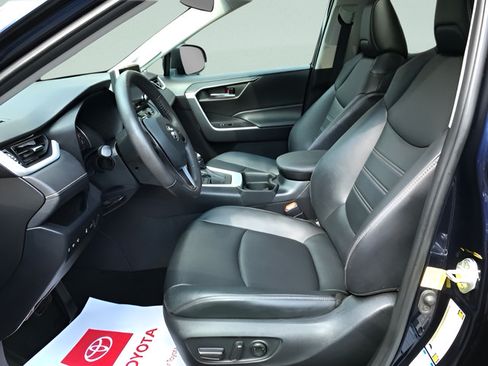 Certified 2021 Toyota RAV4 XLE Premium AWD/4WD image 19
