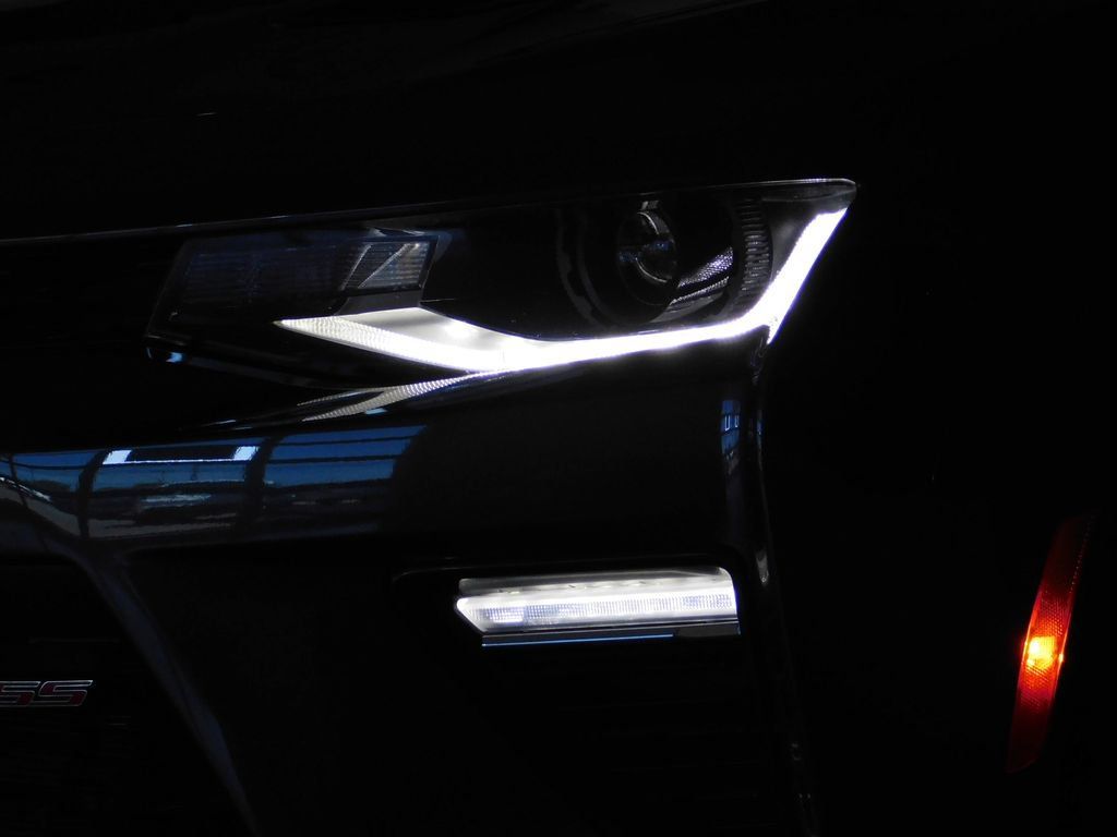 Used 2018 Chevrolet Camaro SS RWD image 17