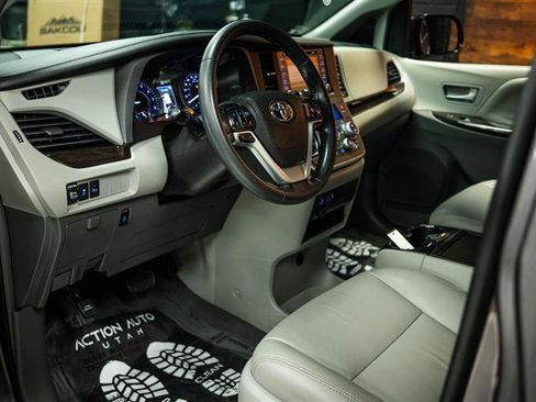 Used 2019 Toyota Sienna XLE w/ XLE Navigation Package FWD image 9