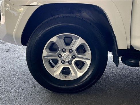 Used 2018 Toyota 4Runner SR5 AWD/4WD image 16