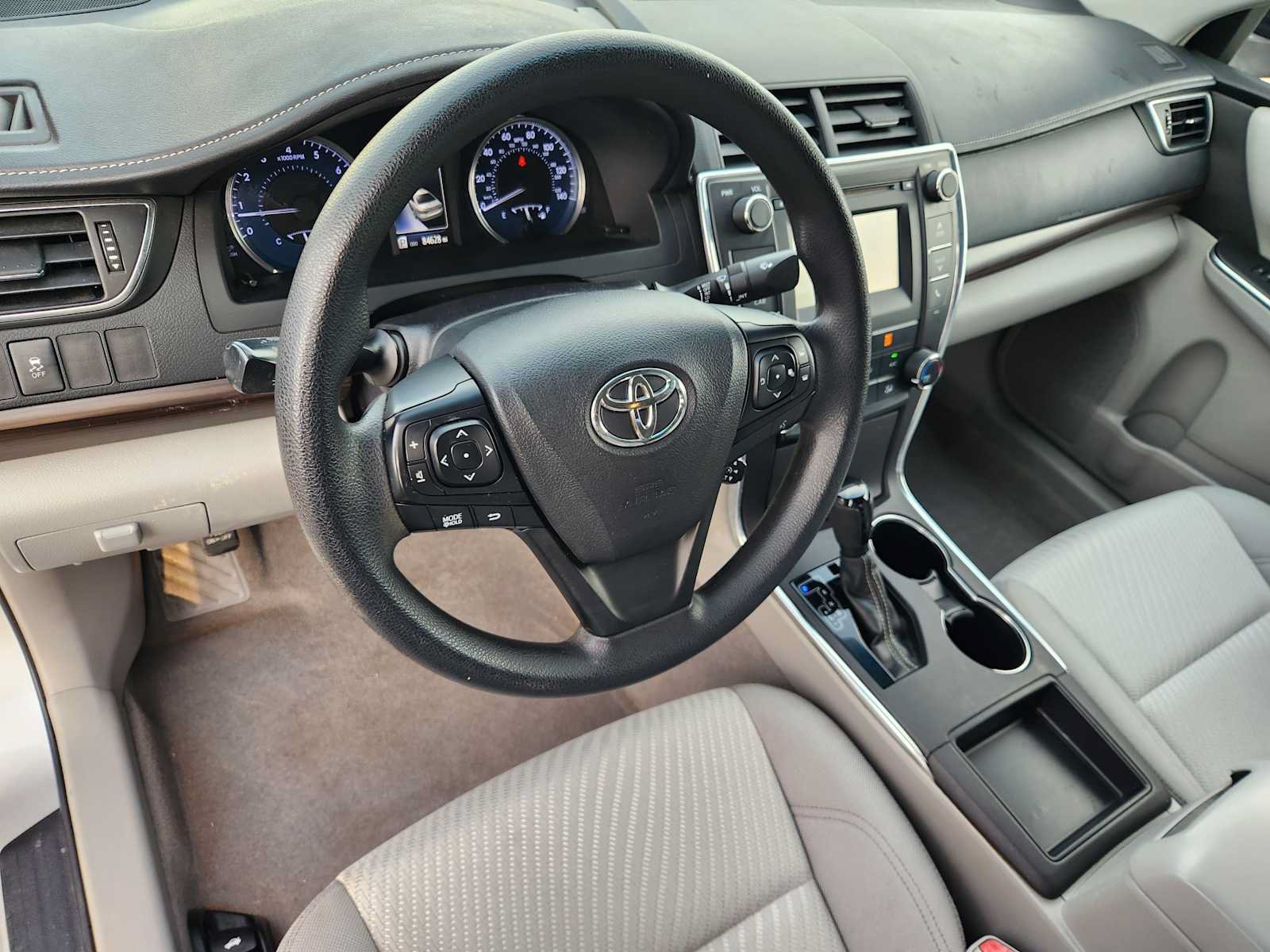 Used 2016 Toyota Camry LE FWD image 2