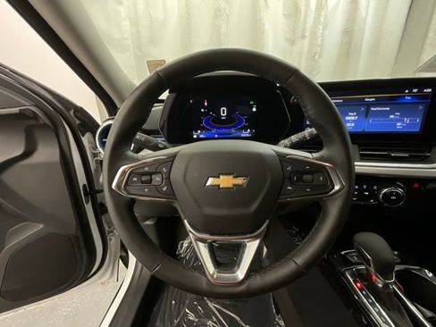 Used 2025 Chevrolet Trax LT w/ LT Convenience Package FWD image 11