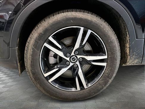 Used 2025 Volvo XC40 B5 Core image 30