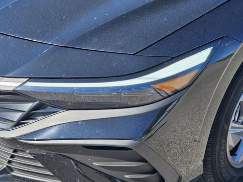 Used 2025 Hyundai Elantra SE image 5