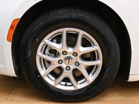 Used 2024 Chrysler Pacifica Touring-L FWD image 11