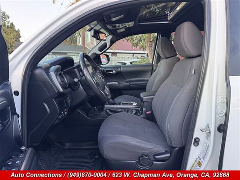 Used 2017 Toyota Tacoma TRD Off-Road image 6