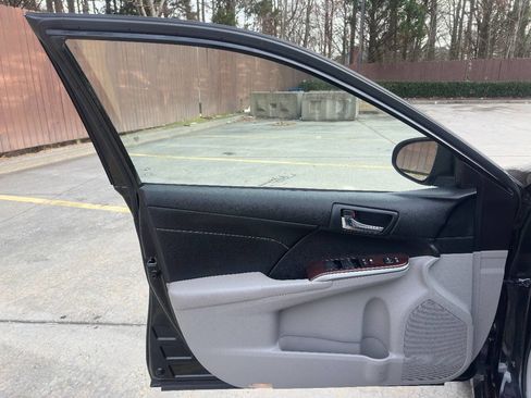 Used 2014 Toyota Camry XLE w/ Leather Package FWD image 18