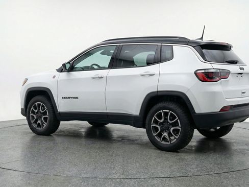Used 2025 Jeep Compass Trailhawk AWD/4WD image 6