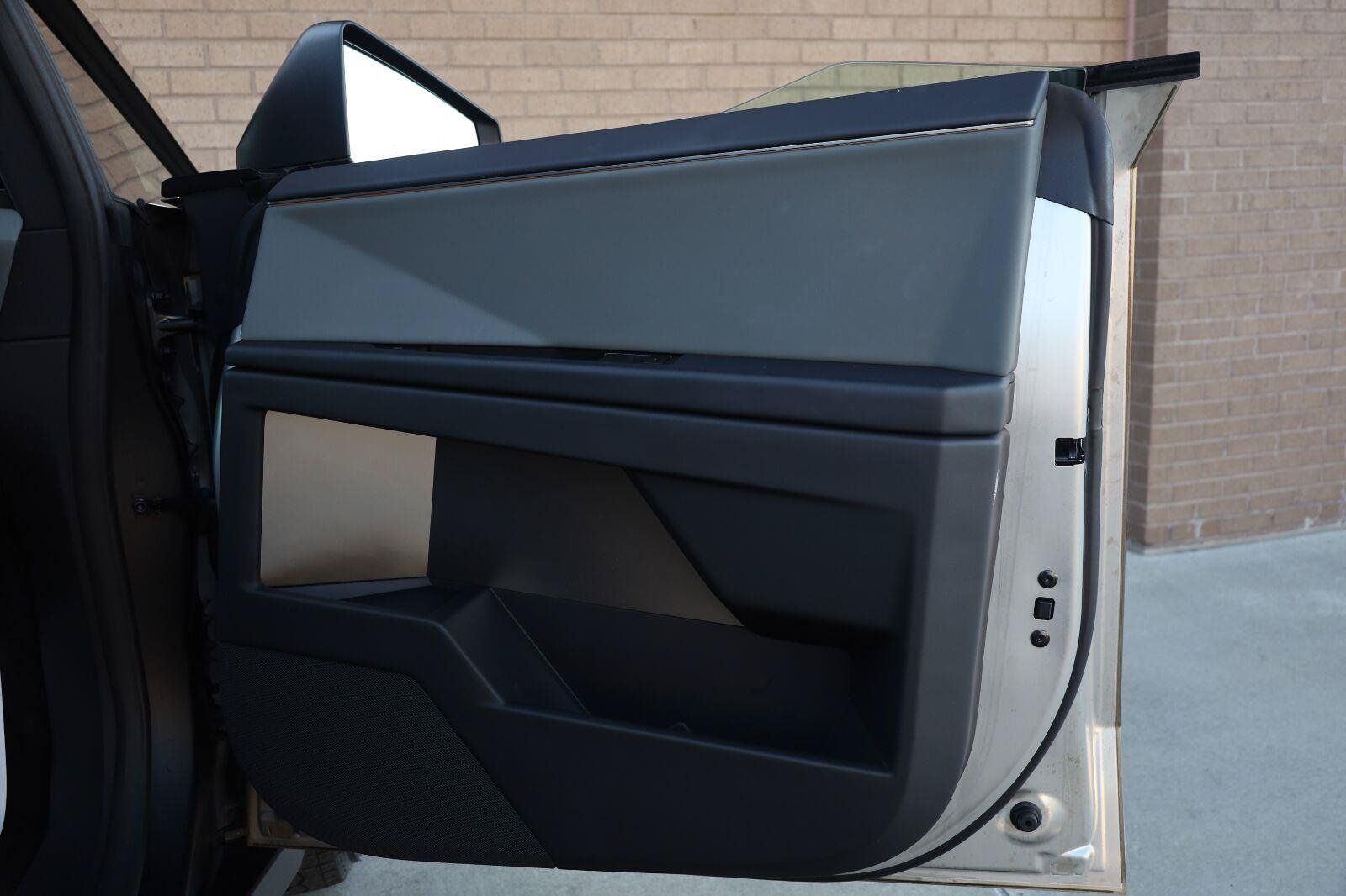 Used 2025 Tesla Cybertruck 2WD Crew Cab image 27