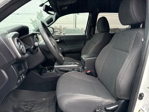 Used 2017 Toyota Tacoma TRD Sport image 16