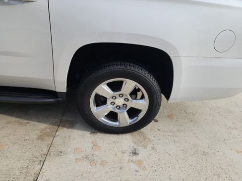 Used 2017 Chevrolet Suburban LT RWD image 15