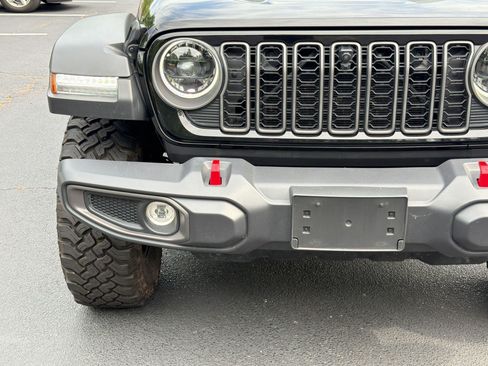 Used 2025 Jeep Gladiator Rubicon w/ Technology Group AWD/4WD image 11
