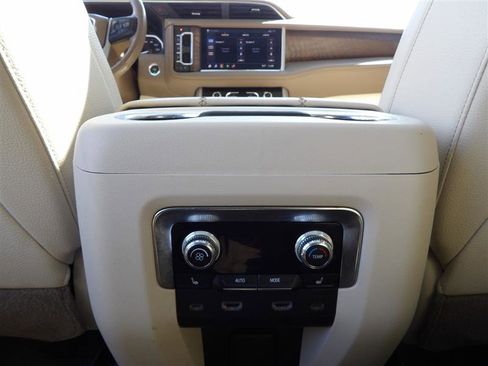 Used 2021 GMC Yukon XL Denali w/ Denali Premium Package image 16