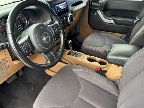 Used 2014 Jeep Wrangler Unlimited Sahara w/ Connectivity Group AWD/4WD image 10