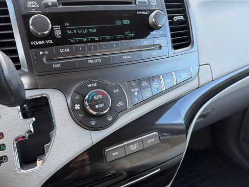 Used 2014 Toyota Sienna LE FWD image 28