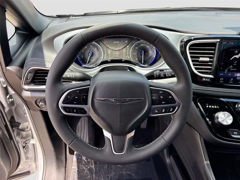 Used 2026 Chrysler Pacifica Limited FWD image 11