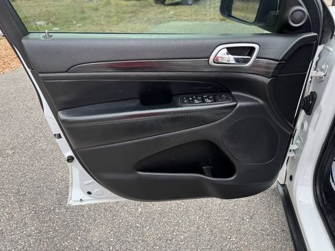 Used 2019 Jeep Grand Cherokee Laredo RWD image 39