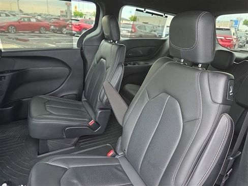 Used 2020 Chrysler Pacifica Touring-L Plus w/ S Appearance Package image 23