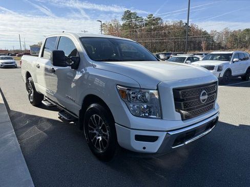 Used 2024 Nissan Titan SV w/ SV Convenience Package image 8