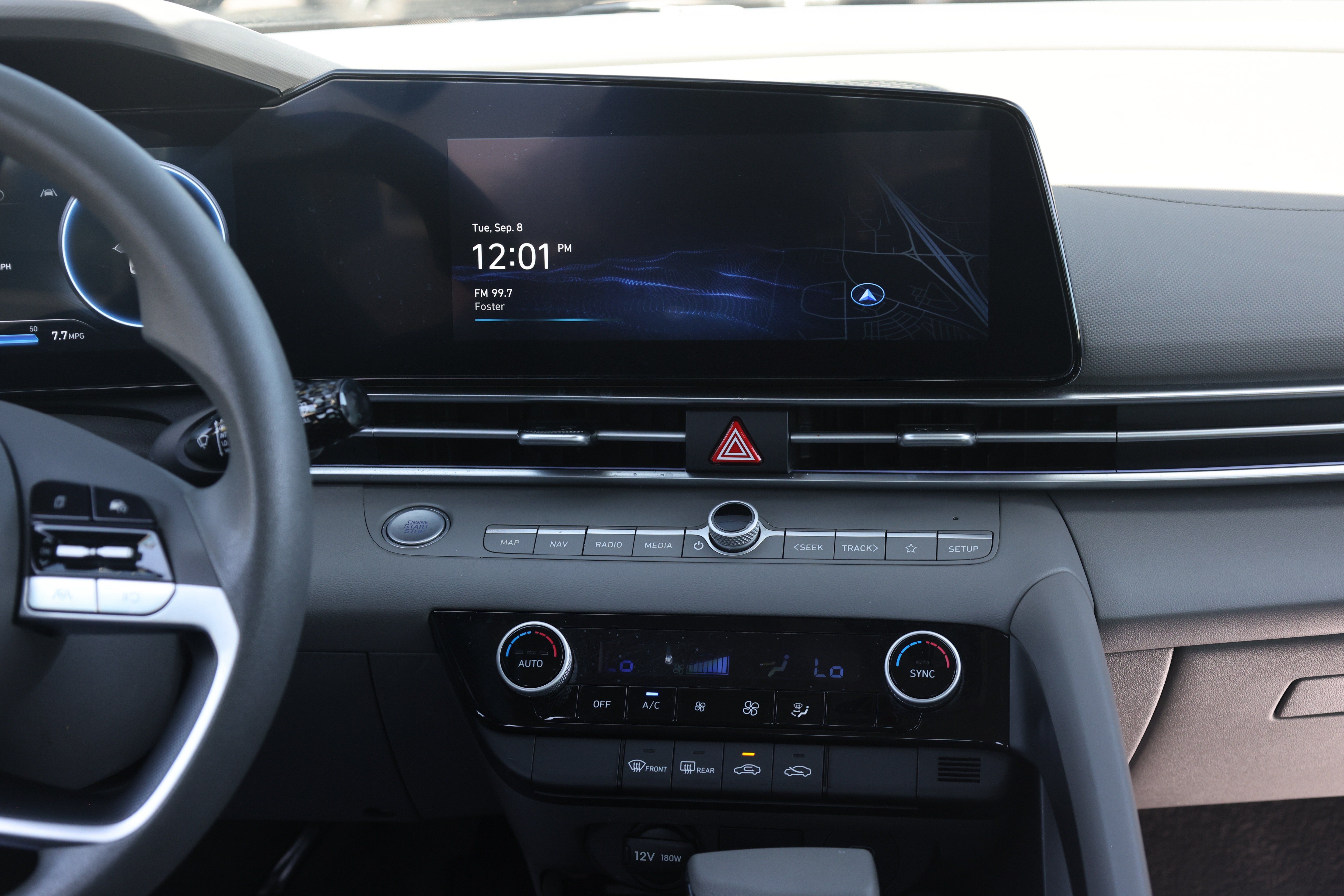 Used 2024 Hyundai Elantra SEL FWD image 8