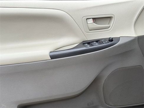 Used 2020 Toyota Sienna L image 21