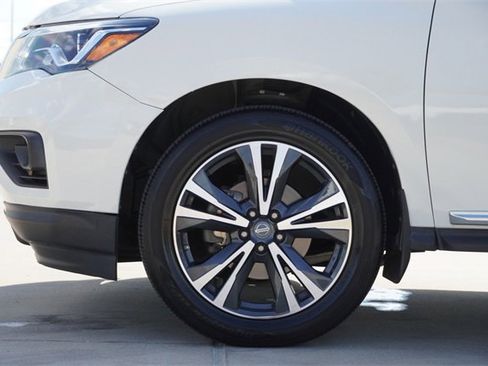 Used 2018 Nissan Pathfinder Platinum image 5