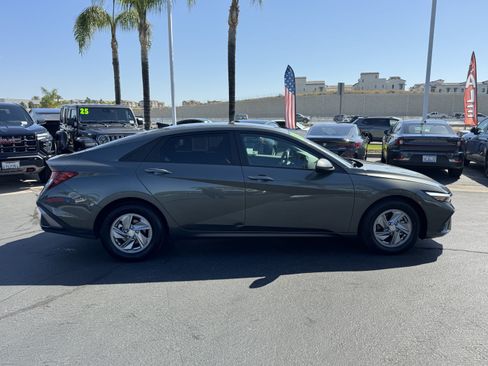 Used 2024 Hyundai Elantra SE FWD image 11