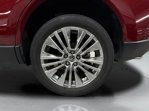 Used 2022 Toyota Venza XLE image 34