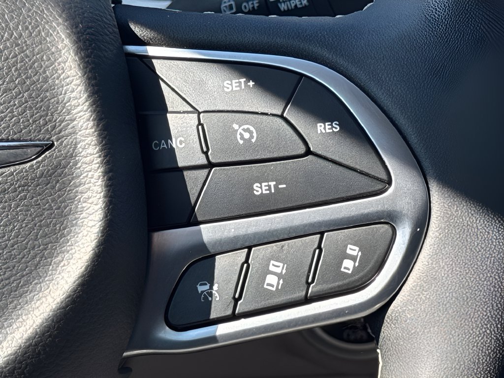 Used 2024 Chrysler Pacifica Limited FWD image 17