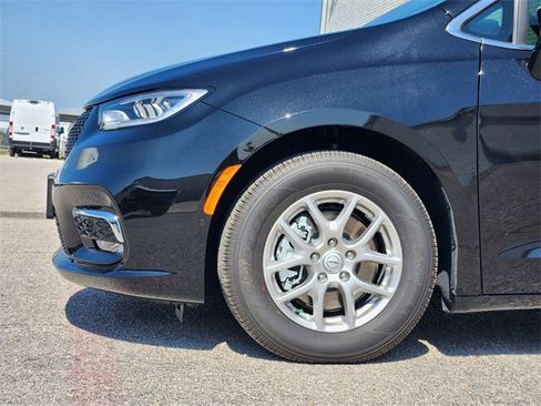 New 2025 Chrysler Pacifica Select image 5