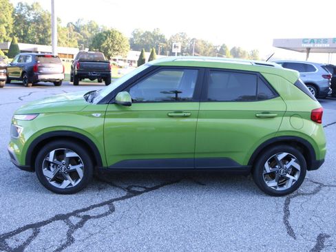 Used 2024 Hyundai Venue SEL FWD image 2