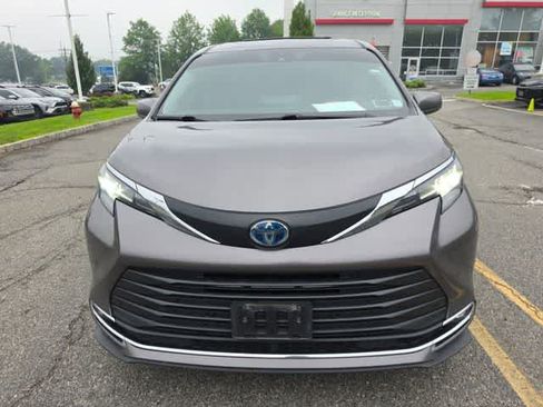 Used 2022 Toyota Sienna XLE AWD/4WD image 2