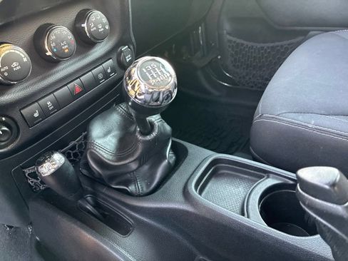Used 2016 Jeep Wrangler Unlimited Sahara w/ Connectivity Group AWD/4WD image 24