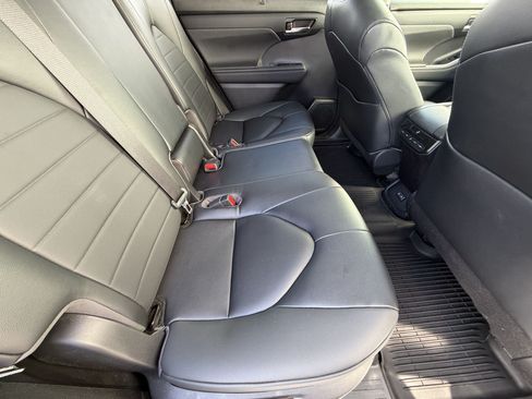 Used 2023 Toyota Highlander XLE AWD/4WD image 33