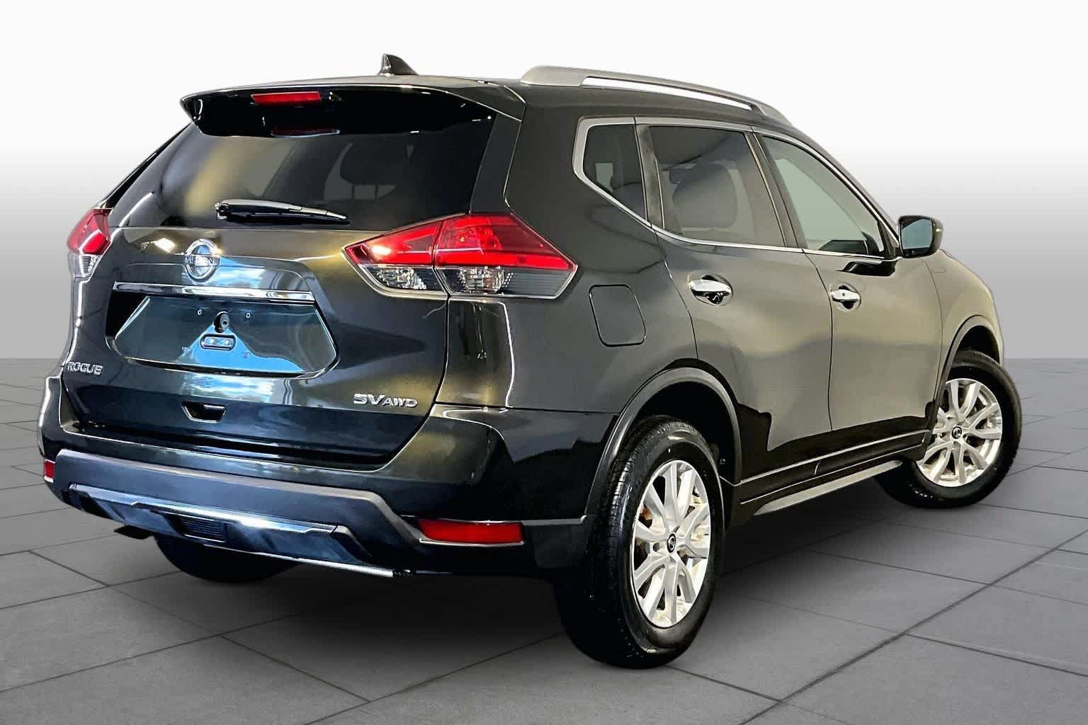 Used 2017 Nissan Rogue SV AWD/4WD image 13