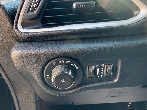 Used 2026 Chrysler Pacifica Select image 13