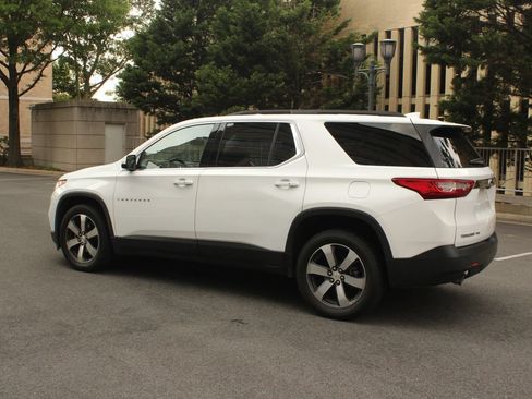 Used 2019 Chevrolet Traverse LT w/ LT Premium Package AWD/4WD image 9